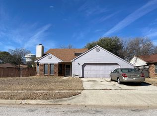 301 Sandlewood Ln, Euless, TX 76039