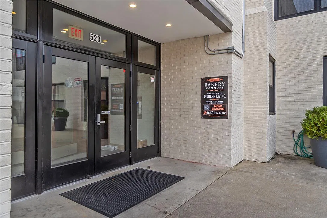 2 bed, 1.5 bath, 900 sqft, $1,795 — Photo 2