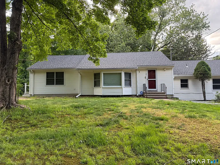 381 Nichols Ave — Photo 2
