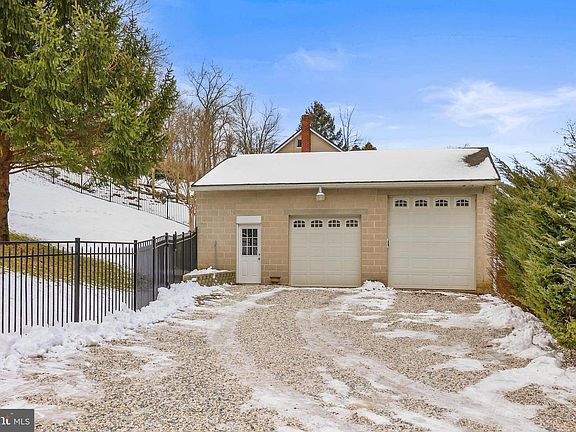 2nd image of 1988 Windy Hill Rd