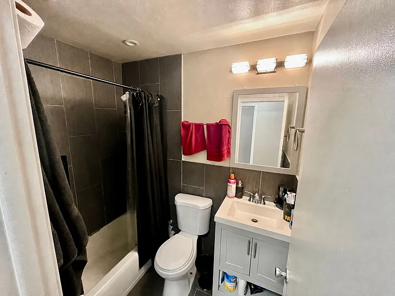 2425 N Oakland Ave — Photo 9