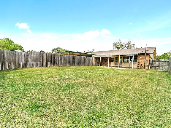 3rd image of 3706 Red Oak Dr