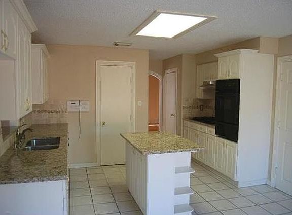 3rd image of 3415 Dartmoor Dr