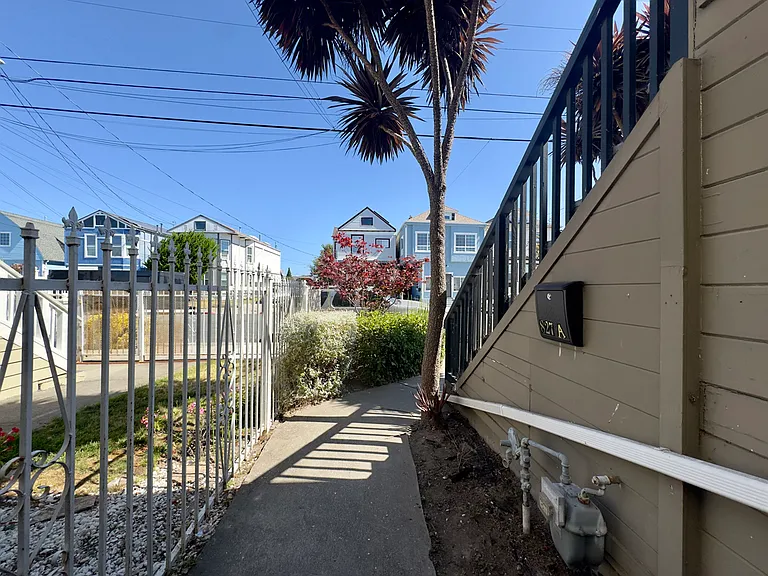 827 30th St — Photo 3