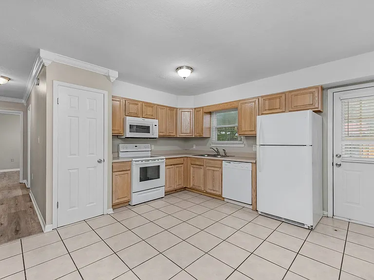 823 Meadow Ln — Photo 8