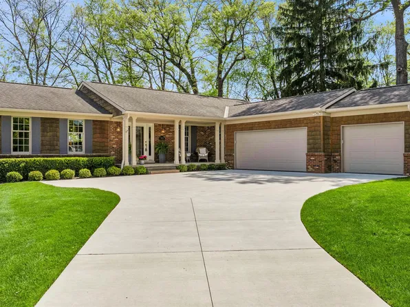305 Lakes Edge Dr, Oxford, MI 48371