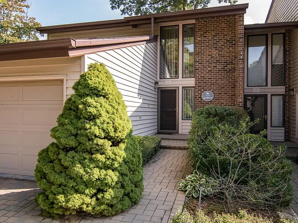 12 Meadowood Dr, Jericho, NY 11753