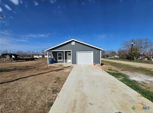 810 E 6th St, Nixon, TX 78140