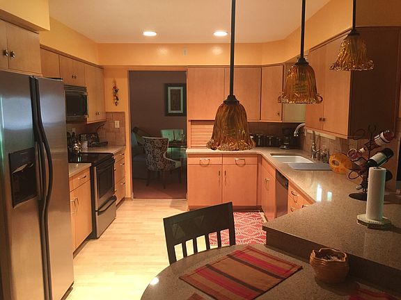 5th image of 381 Balmoral Dr