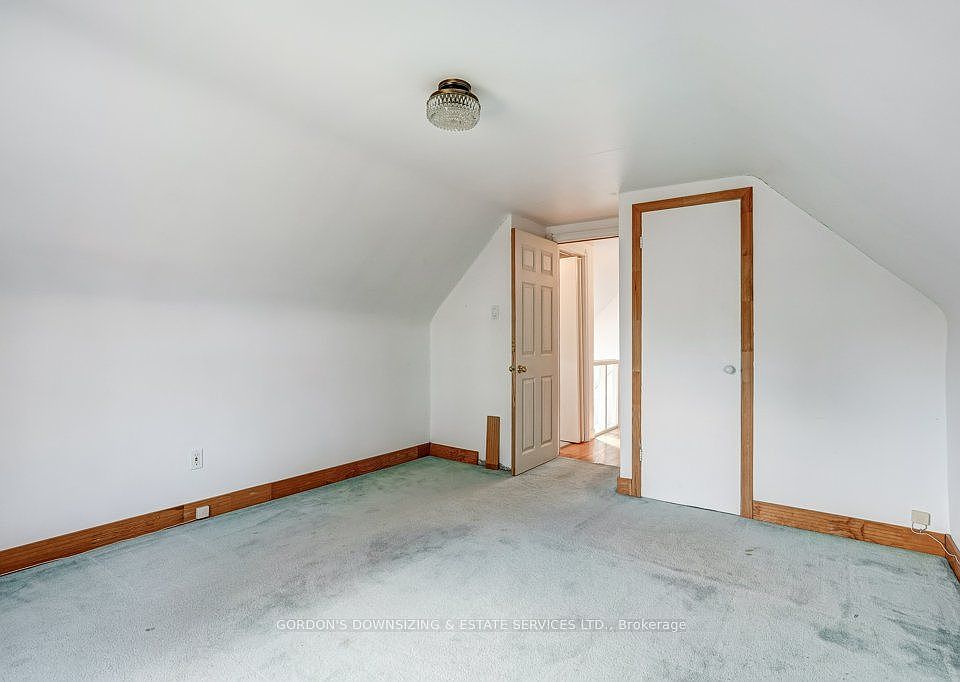 27th image of 20 Gardens Cres