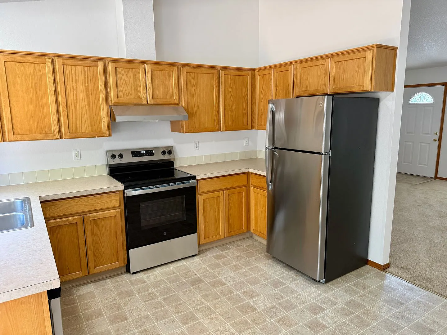 Custom Built Plex-2 Bedroom w/private back yard — Photo 3