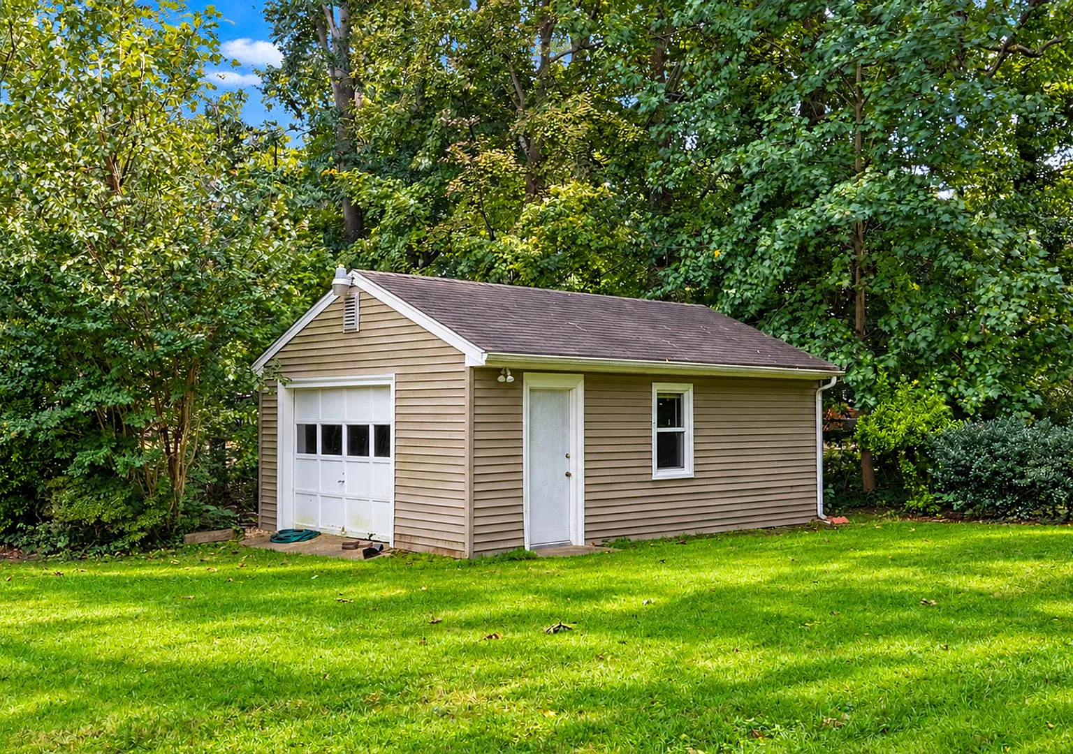 3 Bed 2 Bath brick Rancher w/ 1 car Garage and 1 Detached Garage — Photo 3