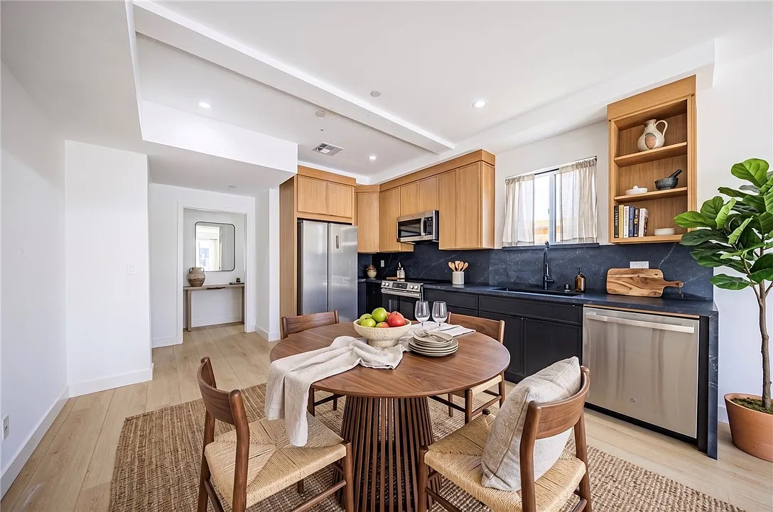 3 bed, 1234 sqft, $4,125 — Photo 4