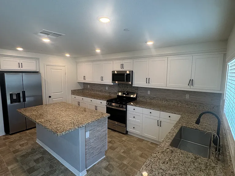 5161 Rowel St — Photo 9