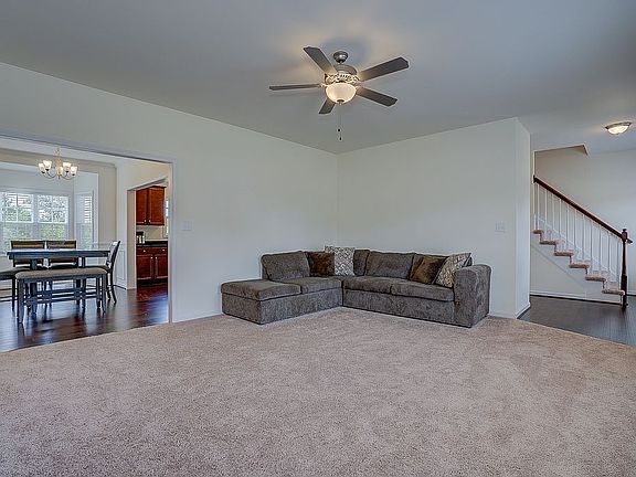 4th image of 805 Carriage Parkway