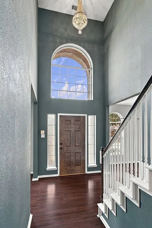 4 bed, 2.5 bath, 2479 sqft, $3,200 — Photo 4