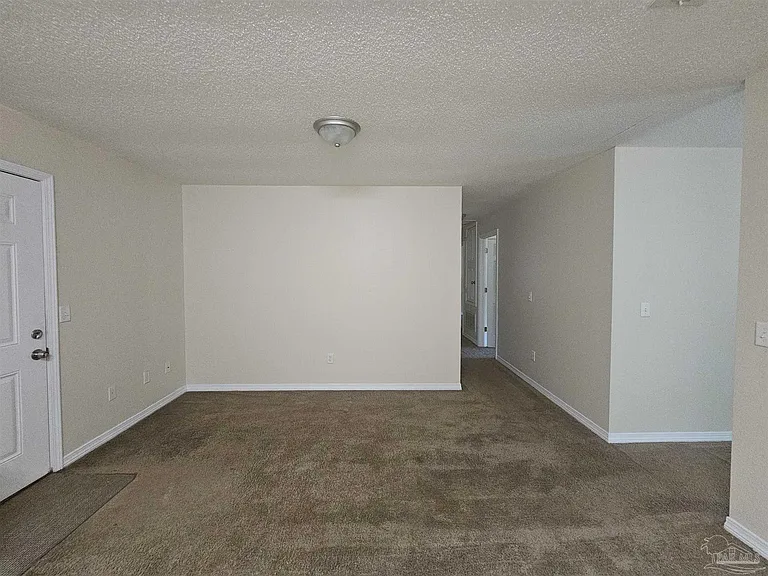 2040 E Roberts Rd — Photo 4