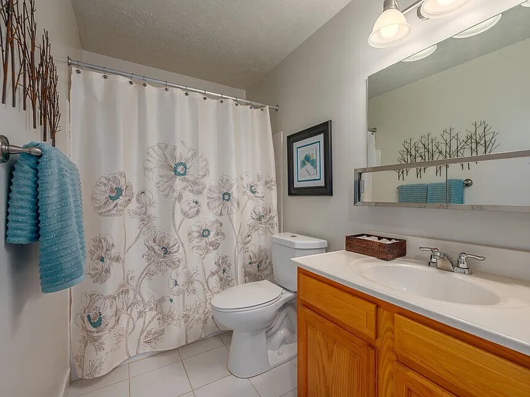 1 bedroom bathroom