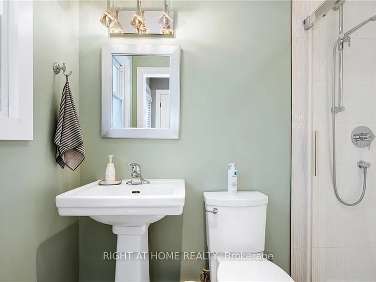 529 Simcoe St — Photo 16