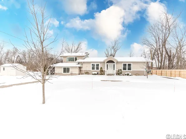 467 Seven Mile Rd NE, Comstock Park, MI 49321