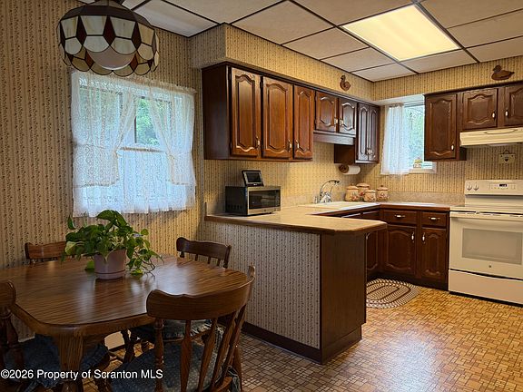 4th image of 148 Hollister Ave