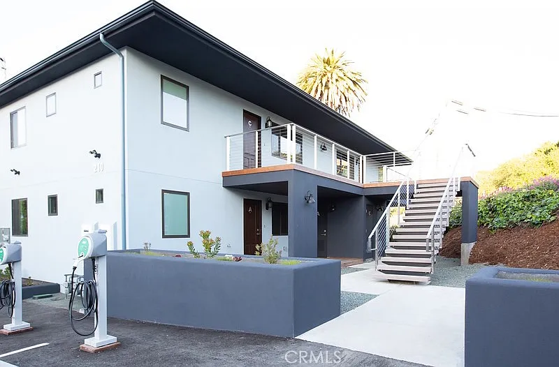 2 bed, 750 sqft, $3,100 — Photo 2