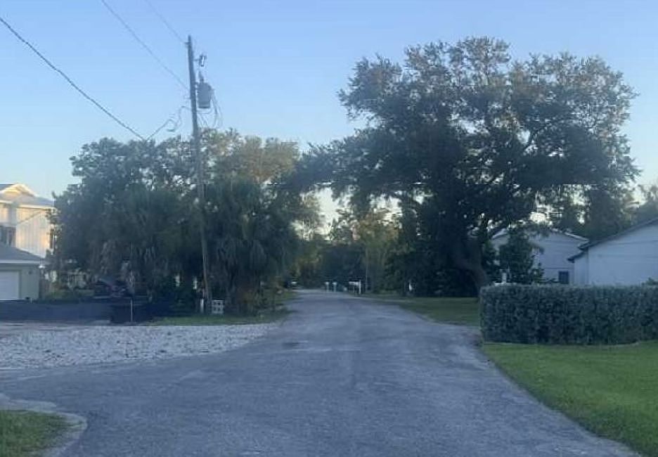 Exterior Neighborhood (street photo)