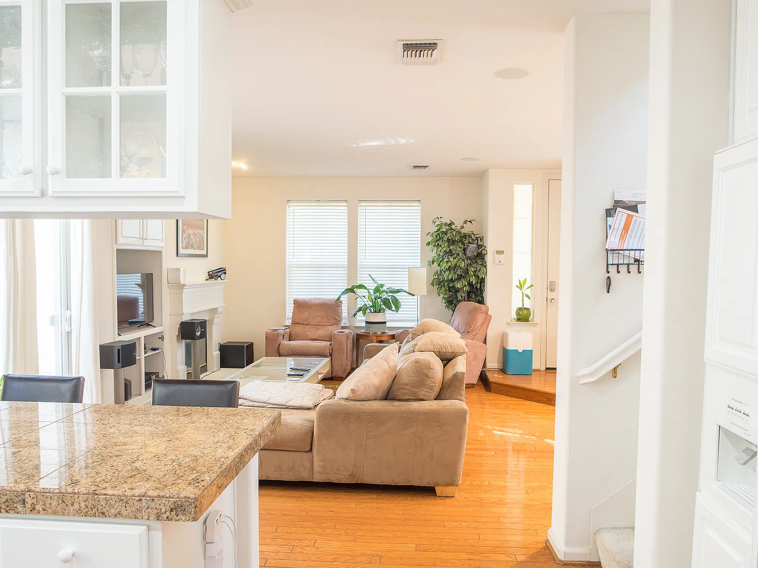 3 bed, 2.5 bath, 1750 sqft, $1,900 — Photo 2