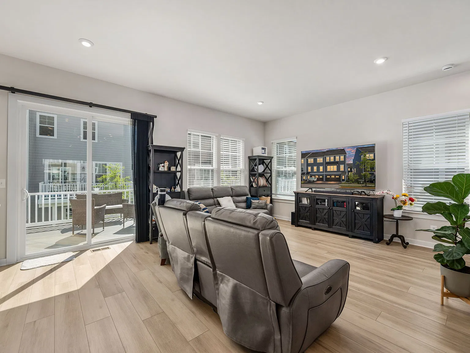 3 bed, 2734 sqft, $3,600 — Photo 3