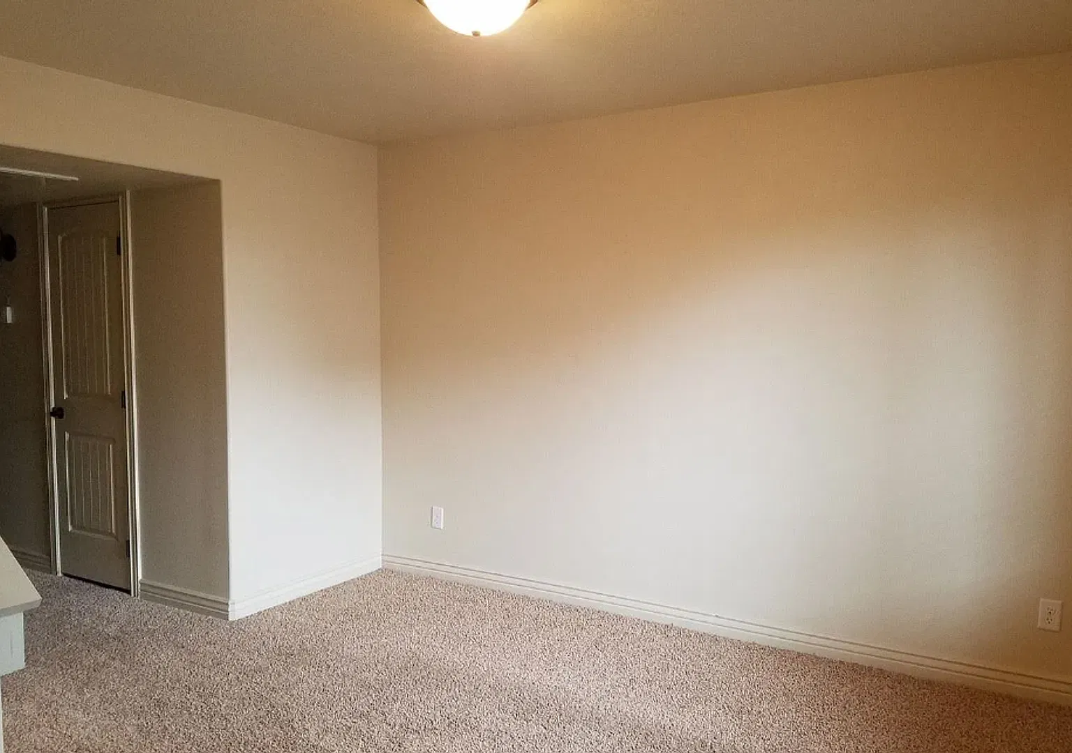 2 Bed 1 Bath Townhome With Covered Parking In Ammon - City Utilities Included — Photo 2