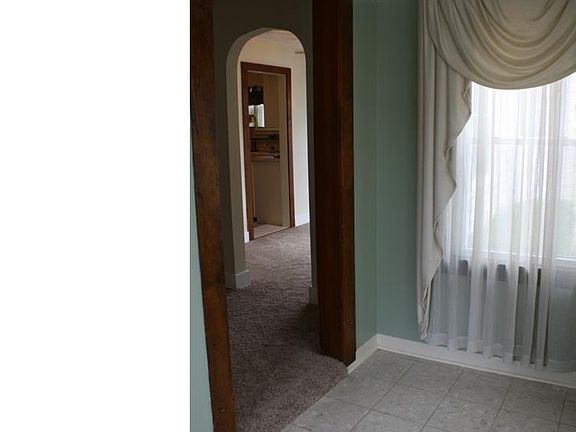 5th image of 421 Augusta Ave