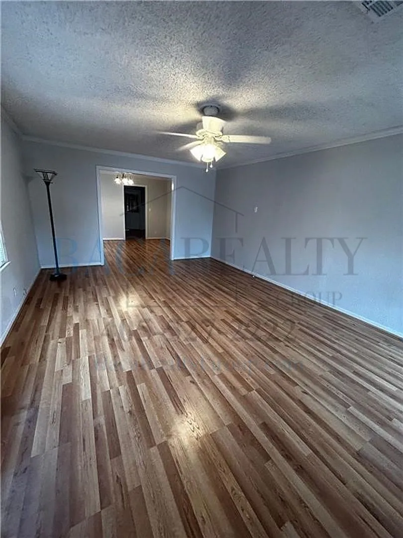 Adorable and spacious 2br 1ba house!! — Photo 3