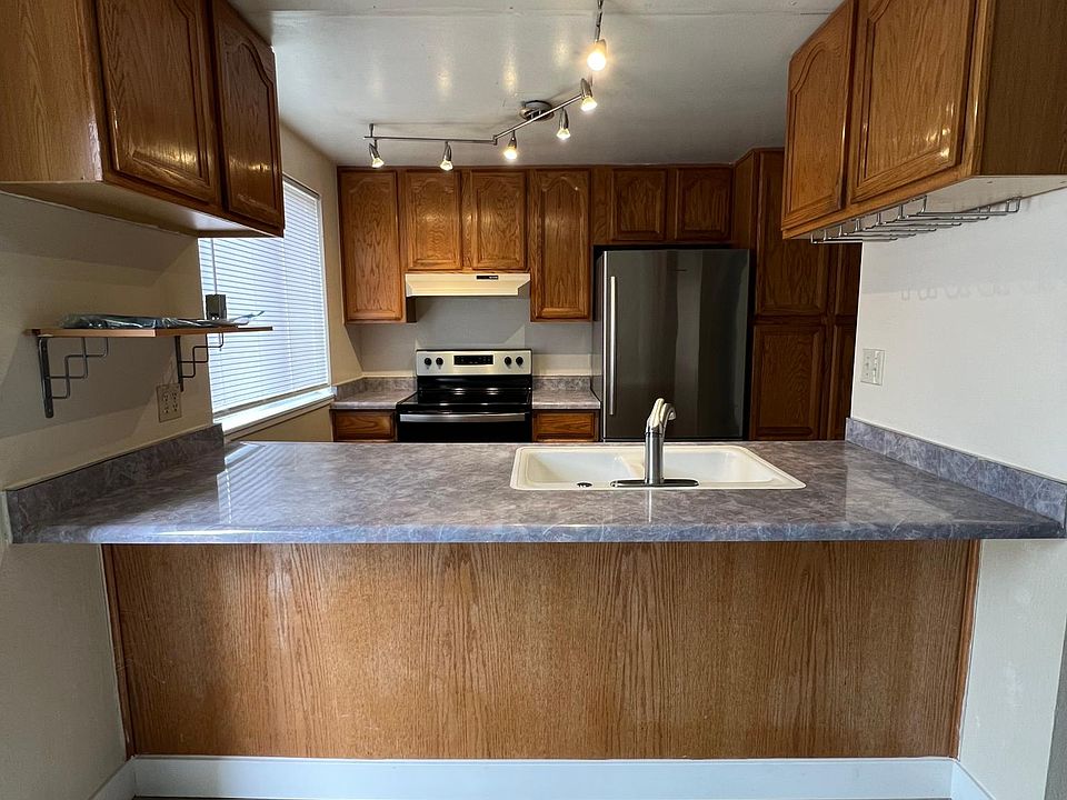1st image of 487 E Lincoln Way APT 4