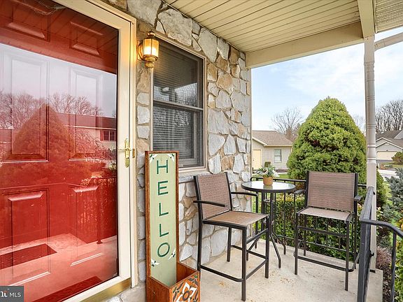 3rd image of 1475 Maplewood Dr