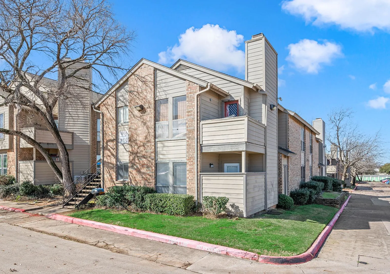 Furnished Condo with Modern Finishes in Arlington - Flexible Lease Terms — Photo 2