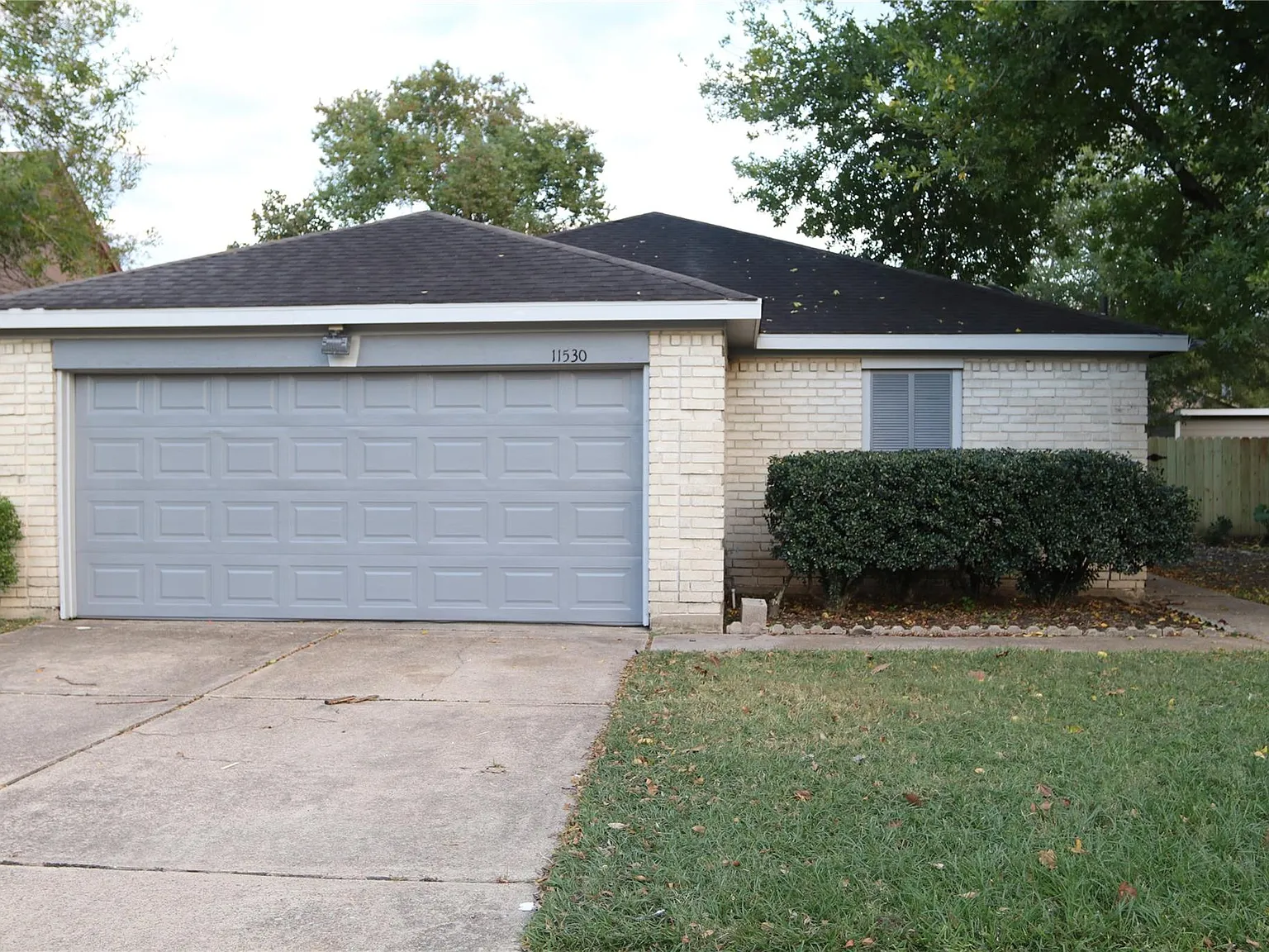 3 bed, 2.0 bath, 1390 sqft, $1,749 — Photo 2