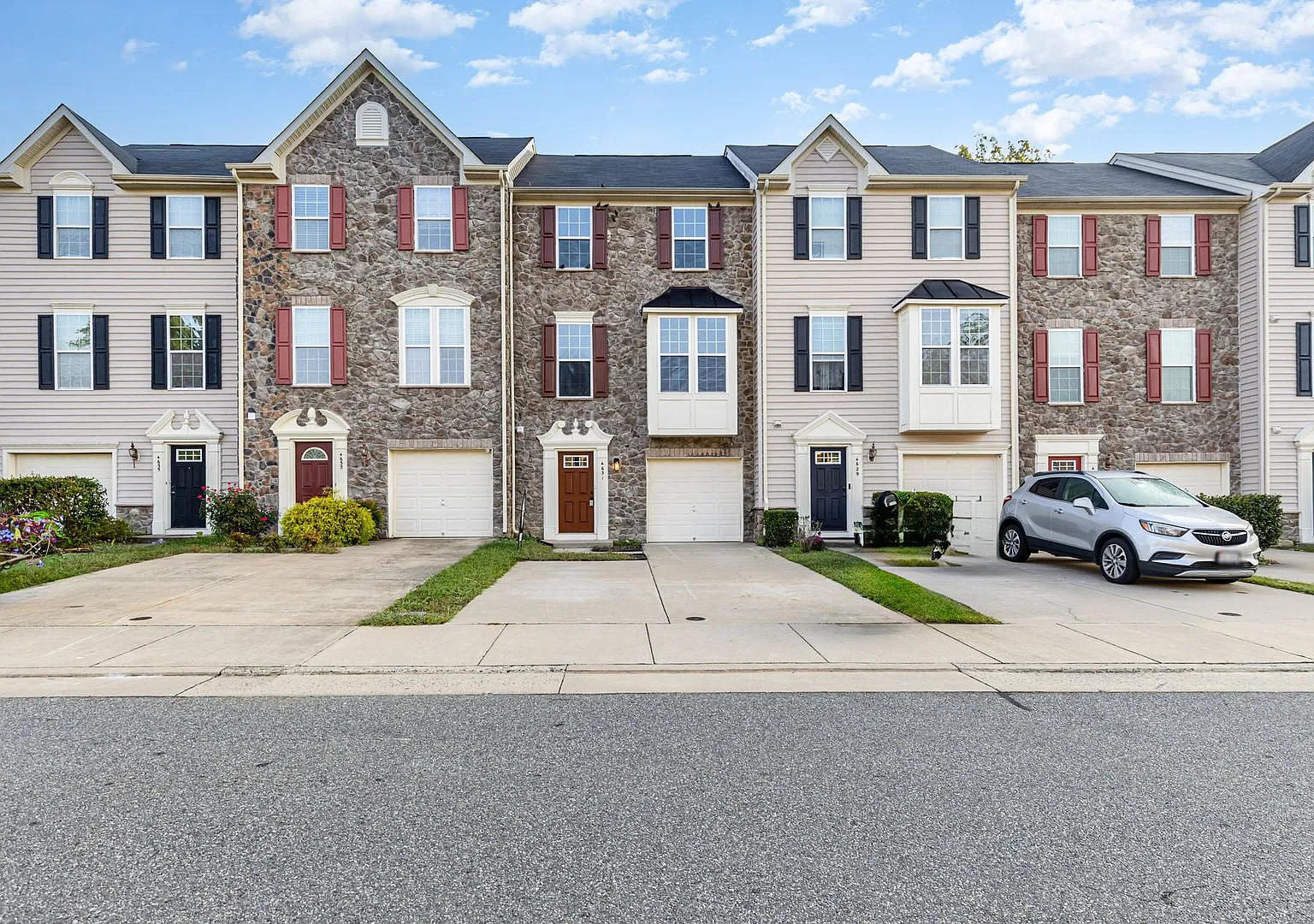 Beautiful Three Level Townhome For Rent — Photo 3