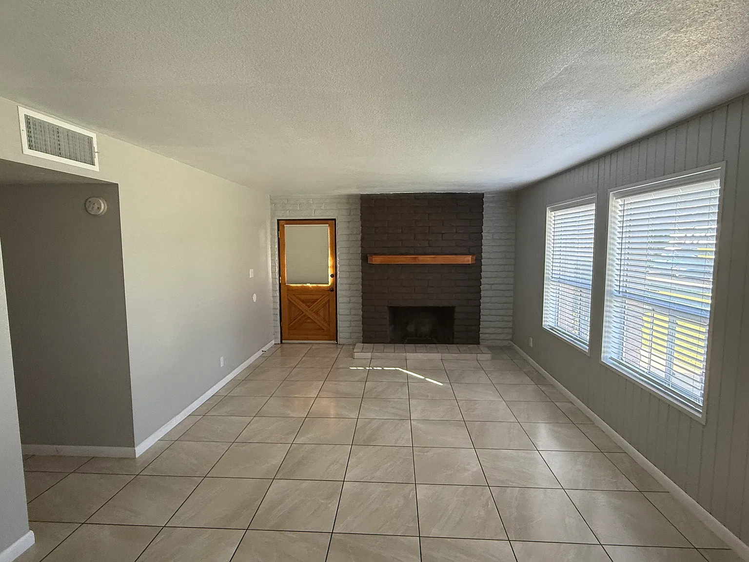 3 bed, 1230 sqft, $1,880 — Photo 2