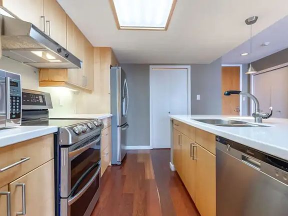 4th image of 15025 Victoria Ave #502
