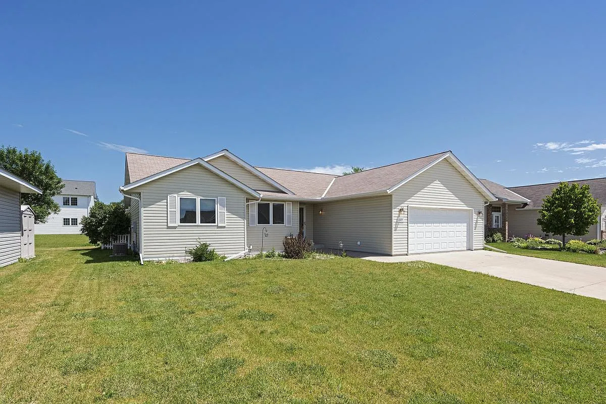 5 bed, 2332 sqft, $2,500 — Photo 3