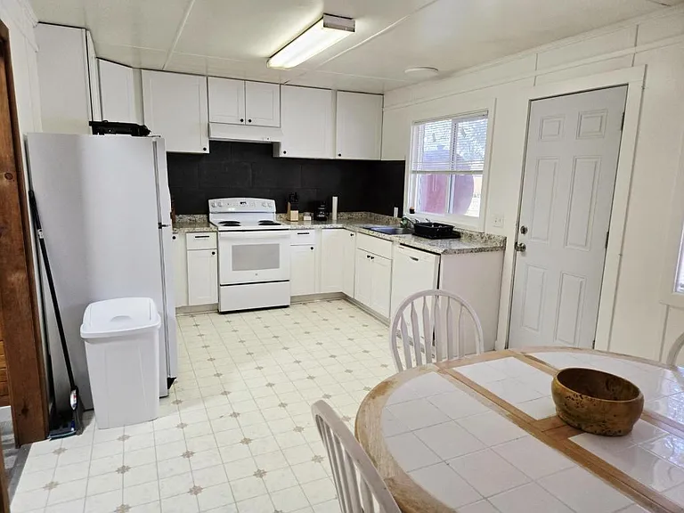 303 E Christina St — Photo 45
