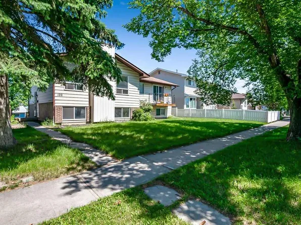 122 SW Bergen Rd NW, Calgary, AB T3K 1H9