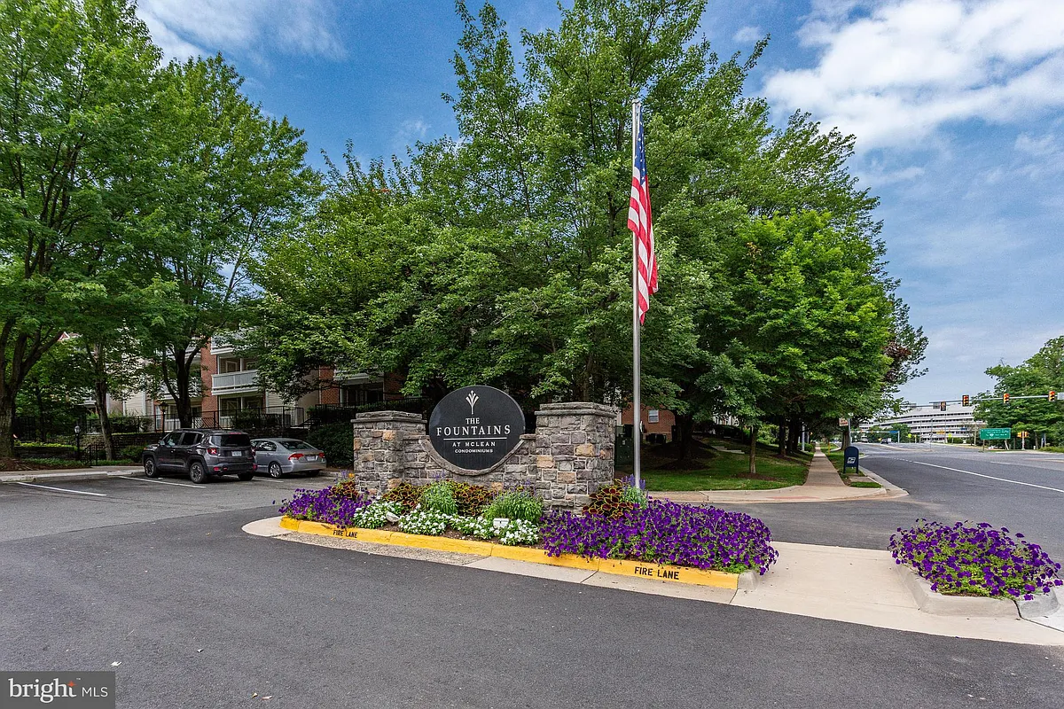 Building Photo - 1535 Lincoln Way #301