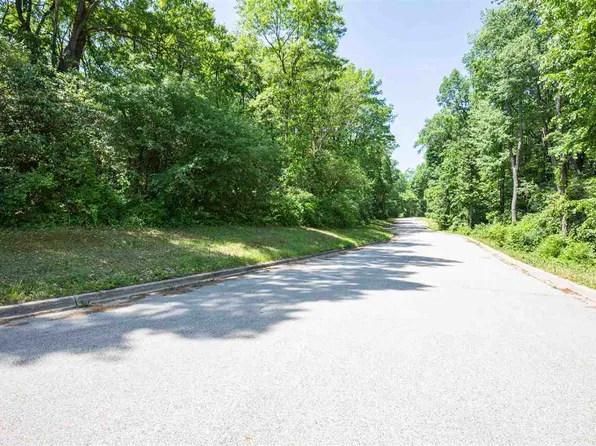 7102 Forest Oak Dr, McHenry, IL 60050