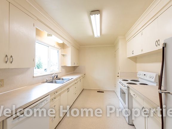 3rd image of 44 NE Ash Ave