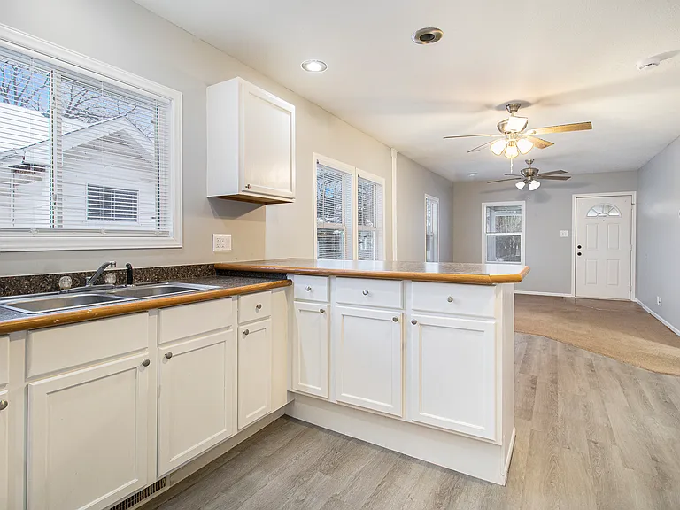 1234 Bissell St — Photo 4