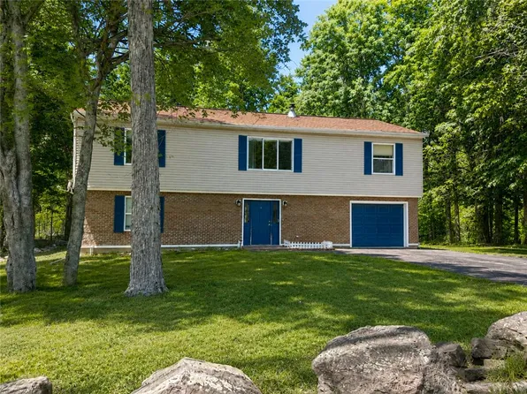 897 Country Place Dr, Tobyhanna, PA 18466