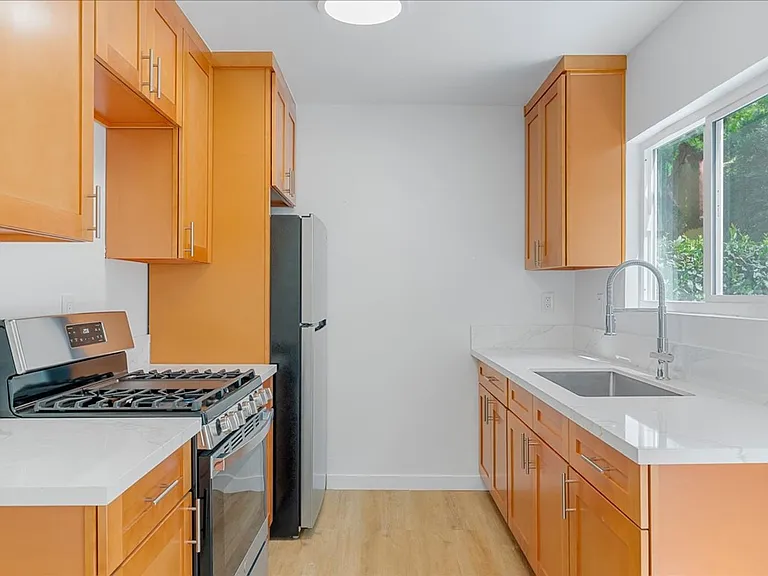 3528 E 2nd St #4 — Photo 4
