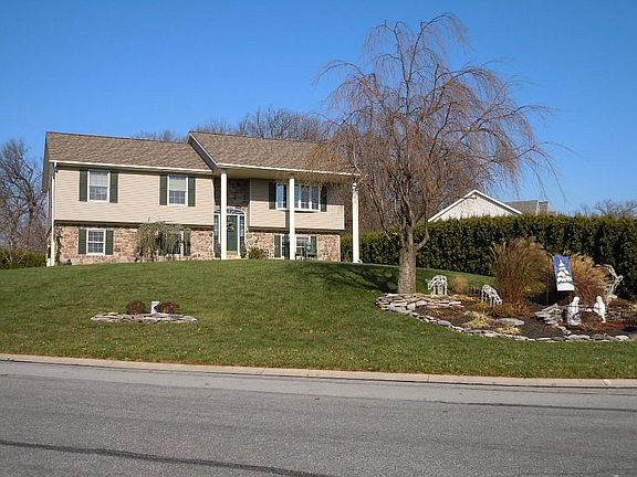 2nd image of 1805 Oakridge Ct