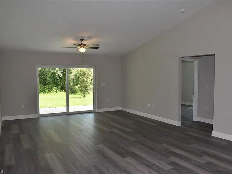 20217 Renwick Ave — Photo 6